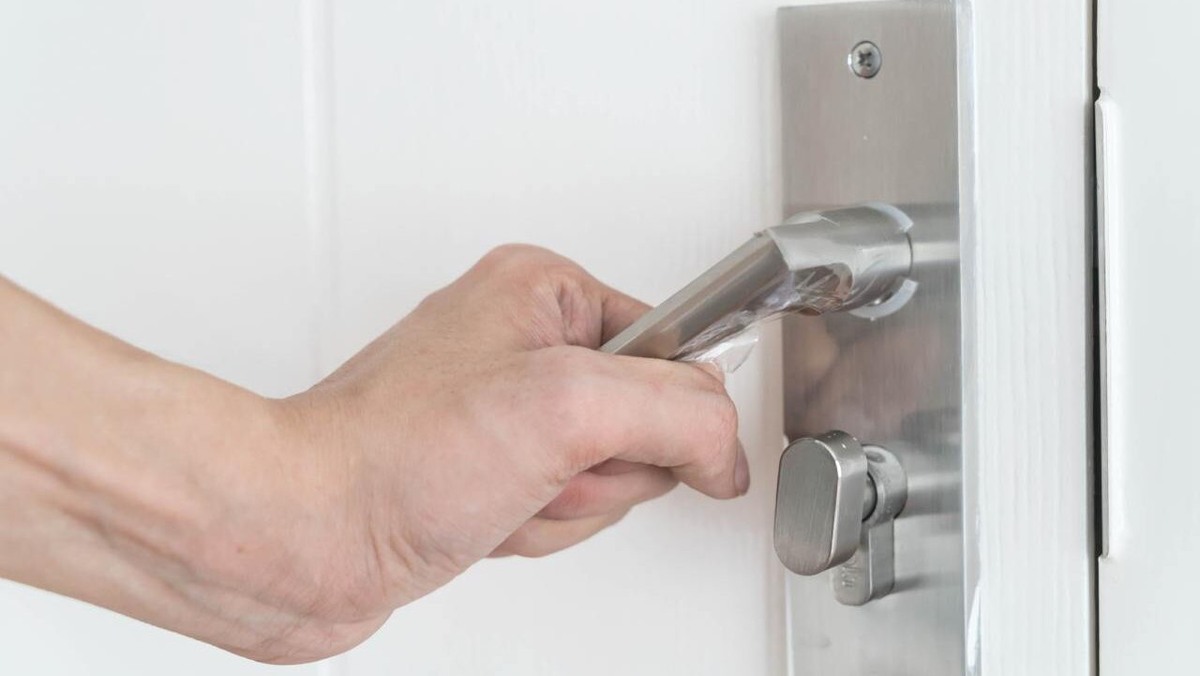    Как открывать: «наружу» или «внутрь»? Фото: freepik