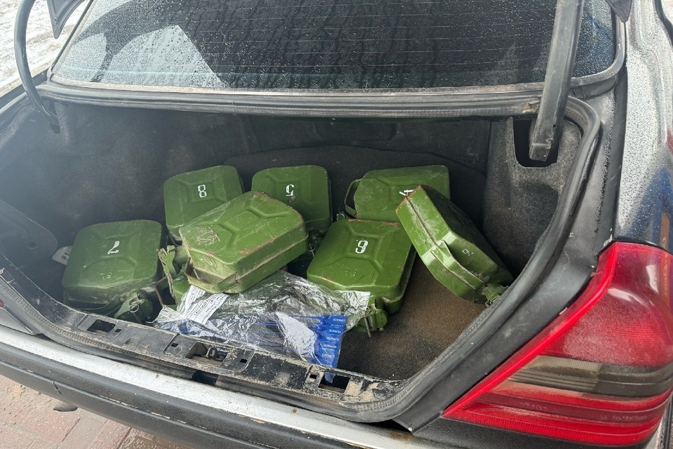    Все канистры, подготовленные для заполнения топливом, пронумерованы - чтобы лаборант не знал, чье топливо он проверяет.