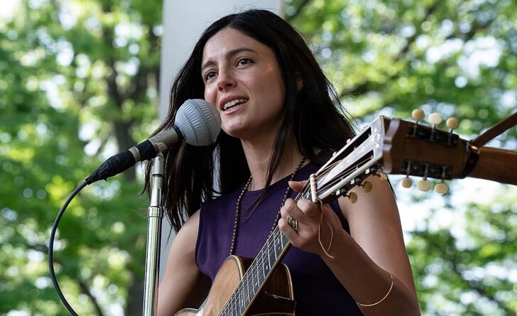 Моника Барбаро в роли Джоан Баез