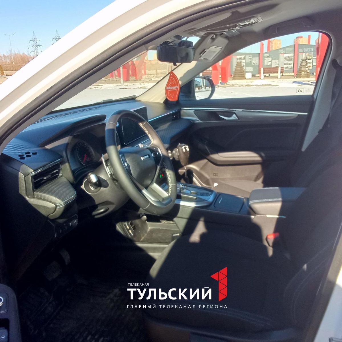 На машину нанесена цветографическое изображение патрульного транспортного средства, а на крыше закреплена сигнальная громкоговорящая установка. На заднем ряду автомобиля оборудовано пространство для задержанных, отделённое от передней части салона пластиковой перегородкой. Повредить ее будучи пристёгнутым наручниками - невозможно. 