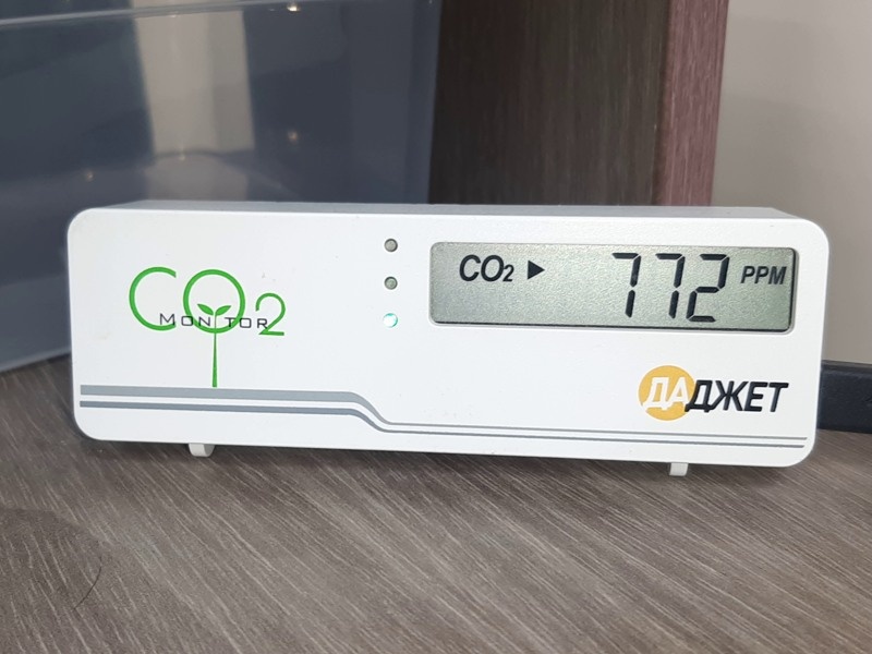 После проветривания помещения, концентрация углекислого газа, вопреки ожиданиям не понизилась, а наоборот повысилась достигнув планки в 770 попугаев.