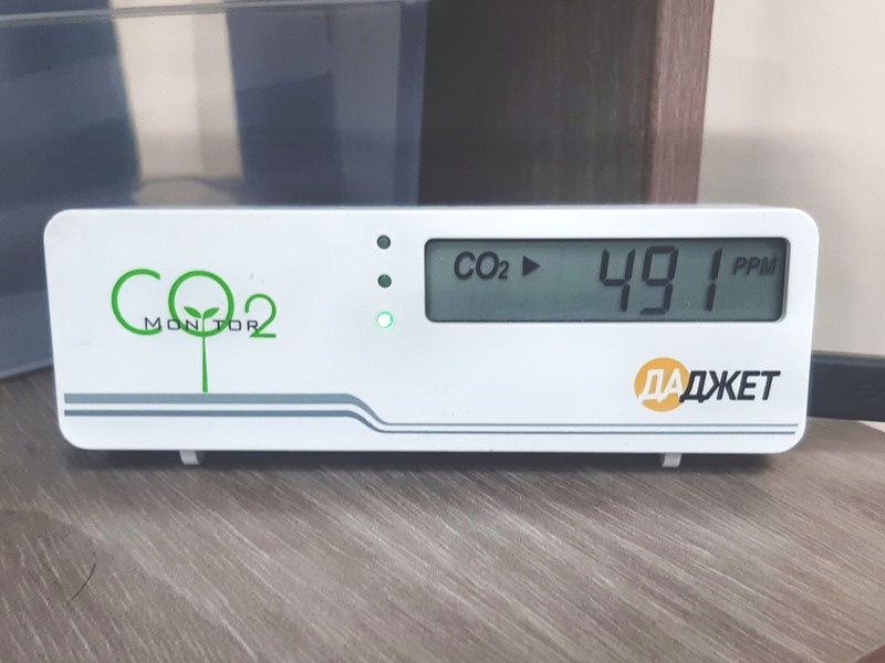 Вот такой чудо прибор есть у моего коллеги на рабочем месте. Он измеряет не только температуру, но и и показывает содержание углекислого газа в PPM. 490 попугаев - это утренняя норма СО2 для нашего помещения.
