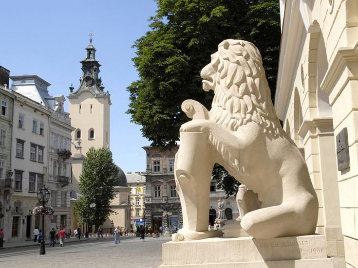 Город Львов, вход в Ратушу. Фото с просторов интернета. 