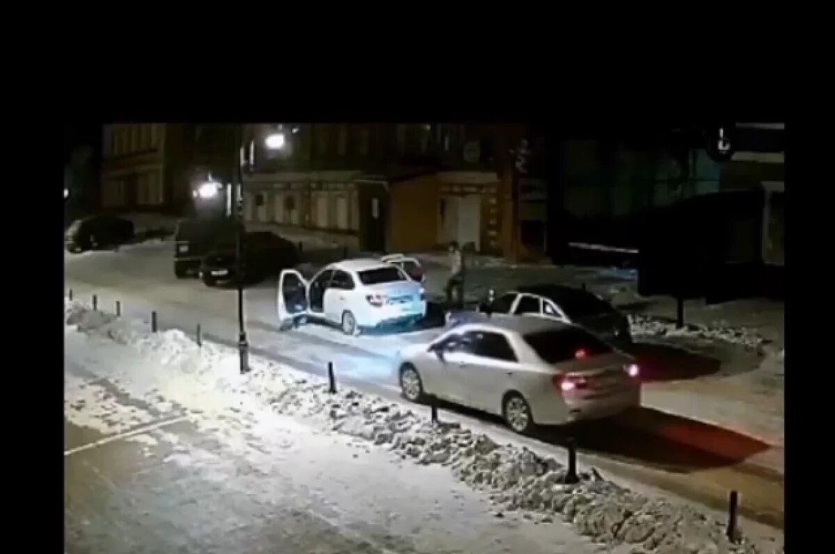    В центре Ульяновска мигрант отлупил битой двух незнакомцев: видео