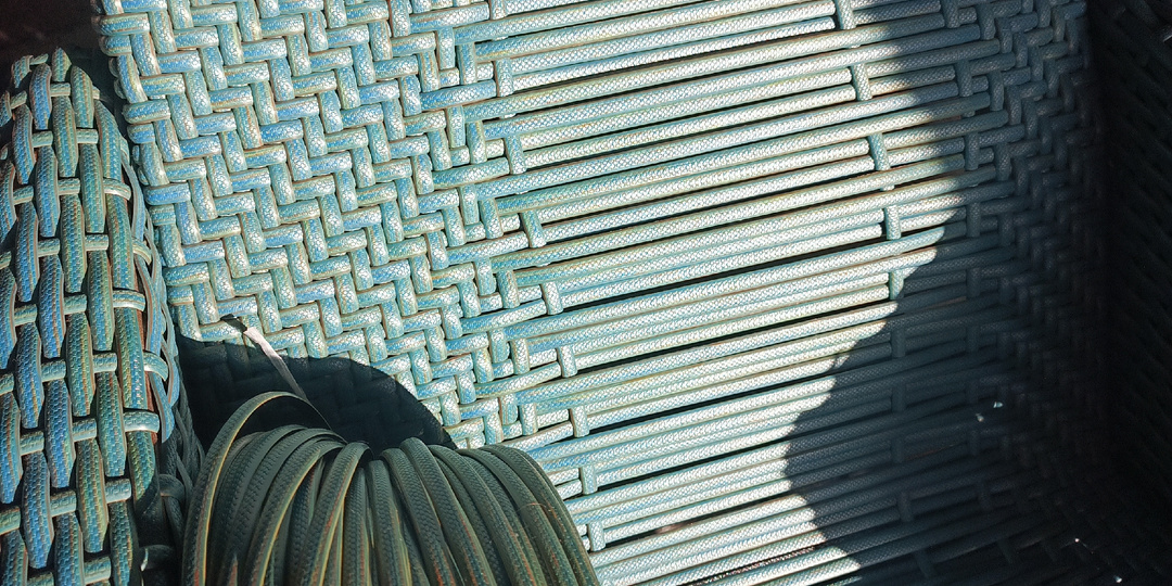 Оплетение кресла ротангом затянулось