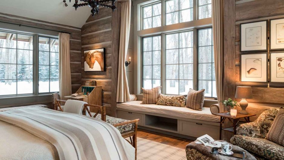 Загородный дом с большими оканми.