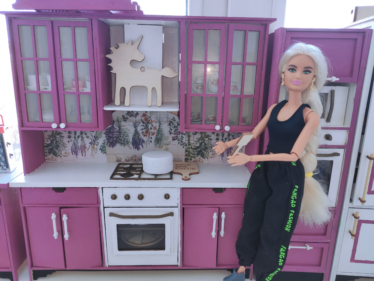 Есения на кухне