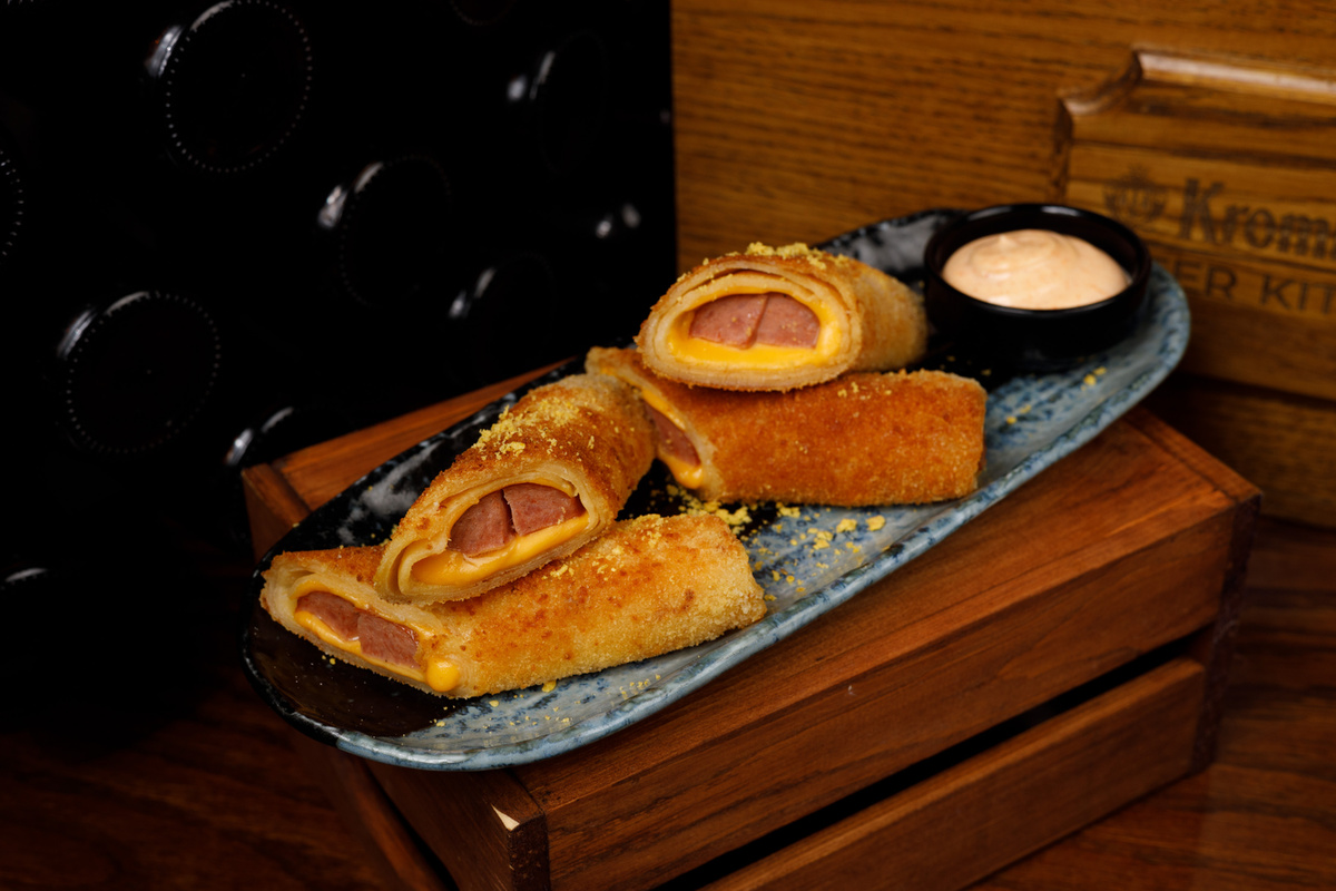 Тирольская колбаска в тесте с сыром чеддер - 680 руб.