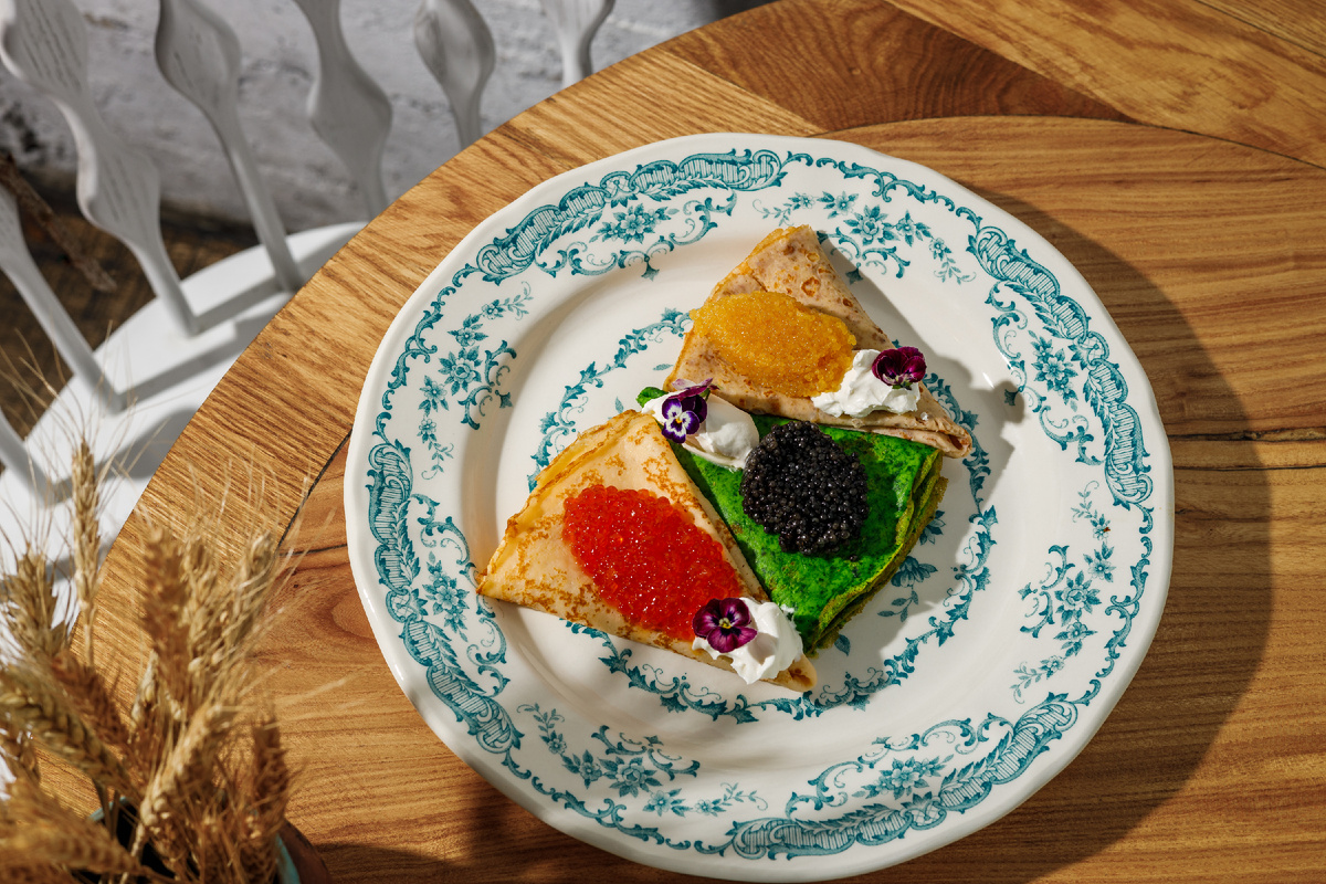 Гречневый, пшеничный и шпинатный блин со сметаной и тремя видами икры - 1980 руб.