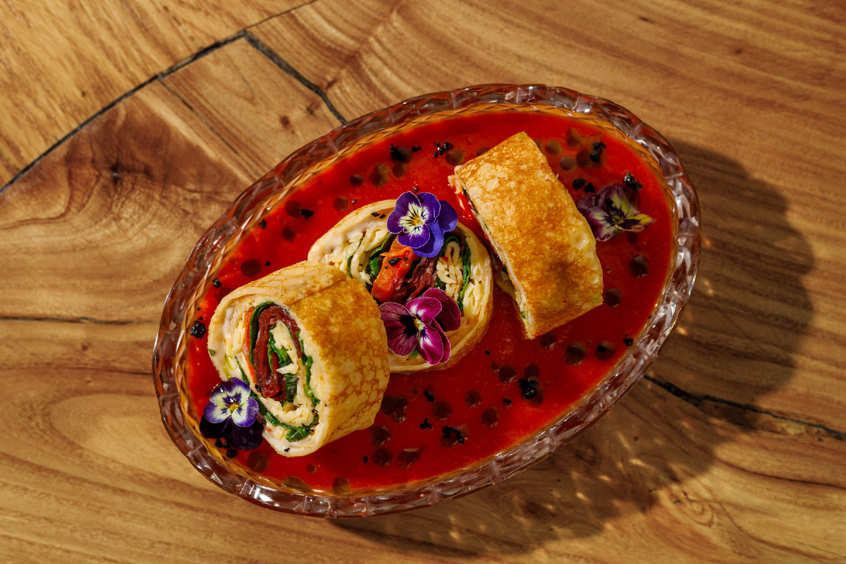 Рулет из пшеничного блина с печеным перцем и северным оленем - 980 руб.