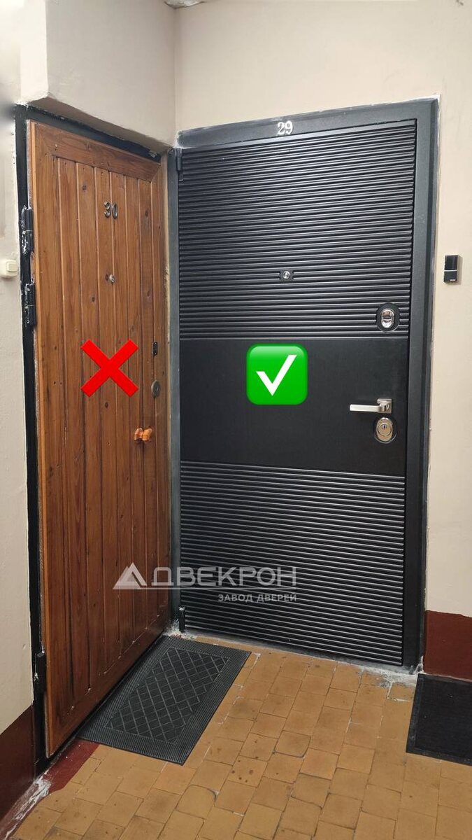 На фото выше: справа черная входная дверь установлена верно - открывание на соседей, а вот слева входная дверь установлена неверно - открывание от соседей.