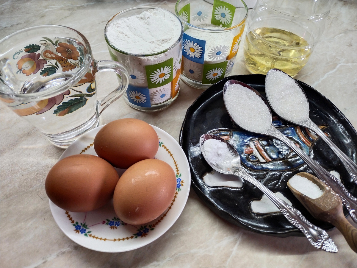 Слева - кружка с ручкой, в кружке остывает кипяток, пока я суечусь с фотографиями. 😁