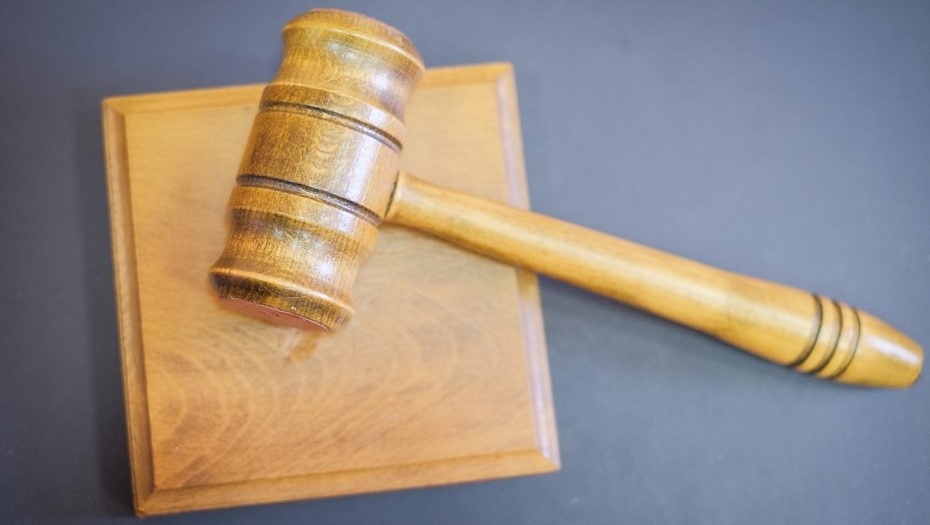    Молоток для вынесения вердиктов на судебных заседаниях. Автор фото: Валентин Беликов / "Деловой Петербург"