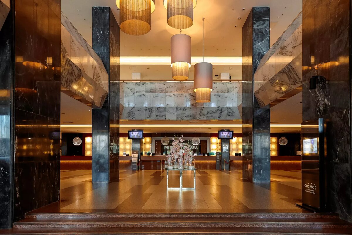 Холл гостиницы Прибалтийская, фото с официального сайта. Здесь снимали "Интрердевочку" , фильм 1989 г.  