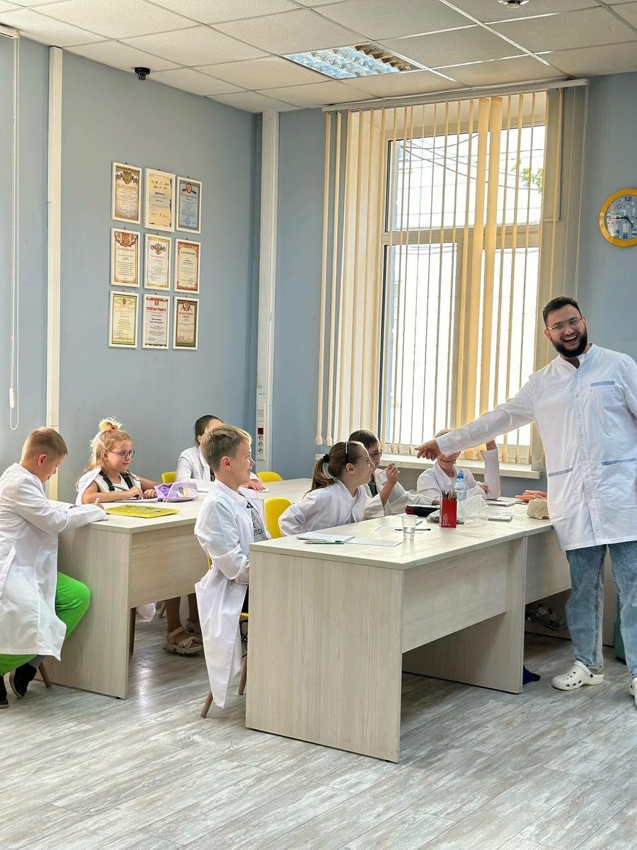 Если вы ищете качественные кружки в Туле, где дети не просто обучаются, а погружаются в увлекательный мир медицины, Школа юного доктора в Туле – идеальное место для вашего ребенка. Наши занятия помогают юным любителям науки развивать знания и навыки через практику и игру.