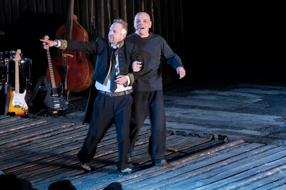 Константин Райкин в роли Ивана Александровича. Тимофей Трибунцев в роли Антона Антоновича. Р. Фото с официального сайта Театра Сатирикон: https://www.satirikon.ru/upload/iblock/4bb/4bba9cbc70d674a7ae5ea2ee55accff6.jpg