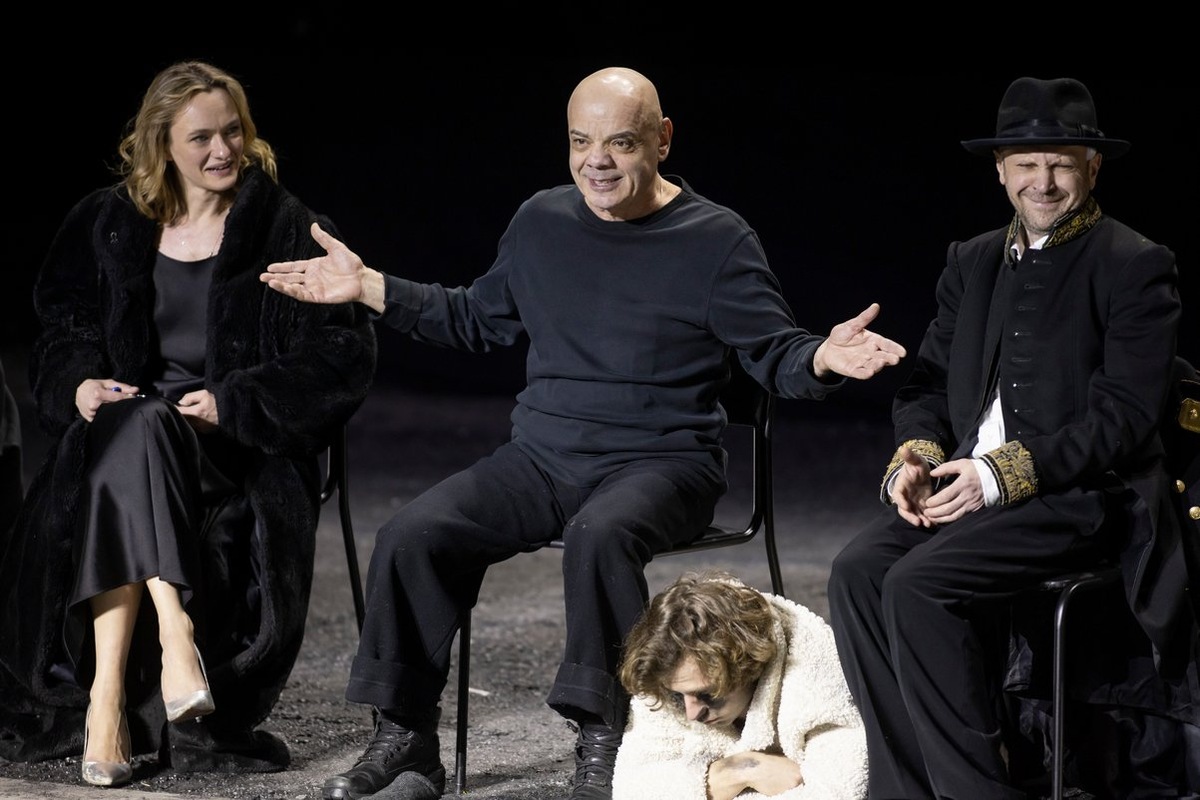 Константин Райкин в роли Ивана Александровича. Тимофей Трибунцев в роли Антона Антоновича. Алена Разживина в роли Анны Андреевны. Р. Фото с официального сайта Театра Сатирикон: https://www.satirikon.ru/upload/iblock/9b8/9b8d7584db326a6c88b9a12ee8cada80.jpg