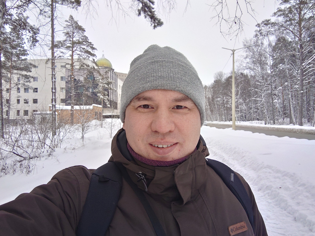 Автор на фоне Новосибирского государственного университета