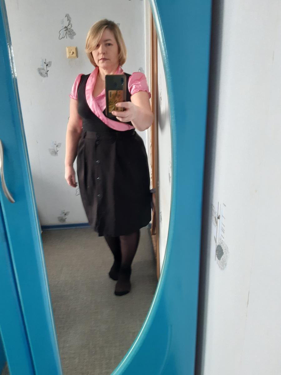 Вытащила старую блузку из дальнего угла шкафа. Еле влезла. Годков 15 блузочке