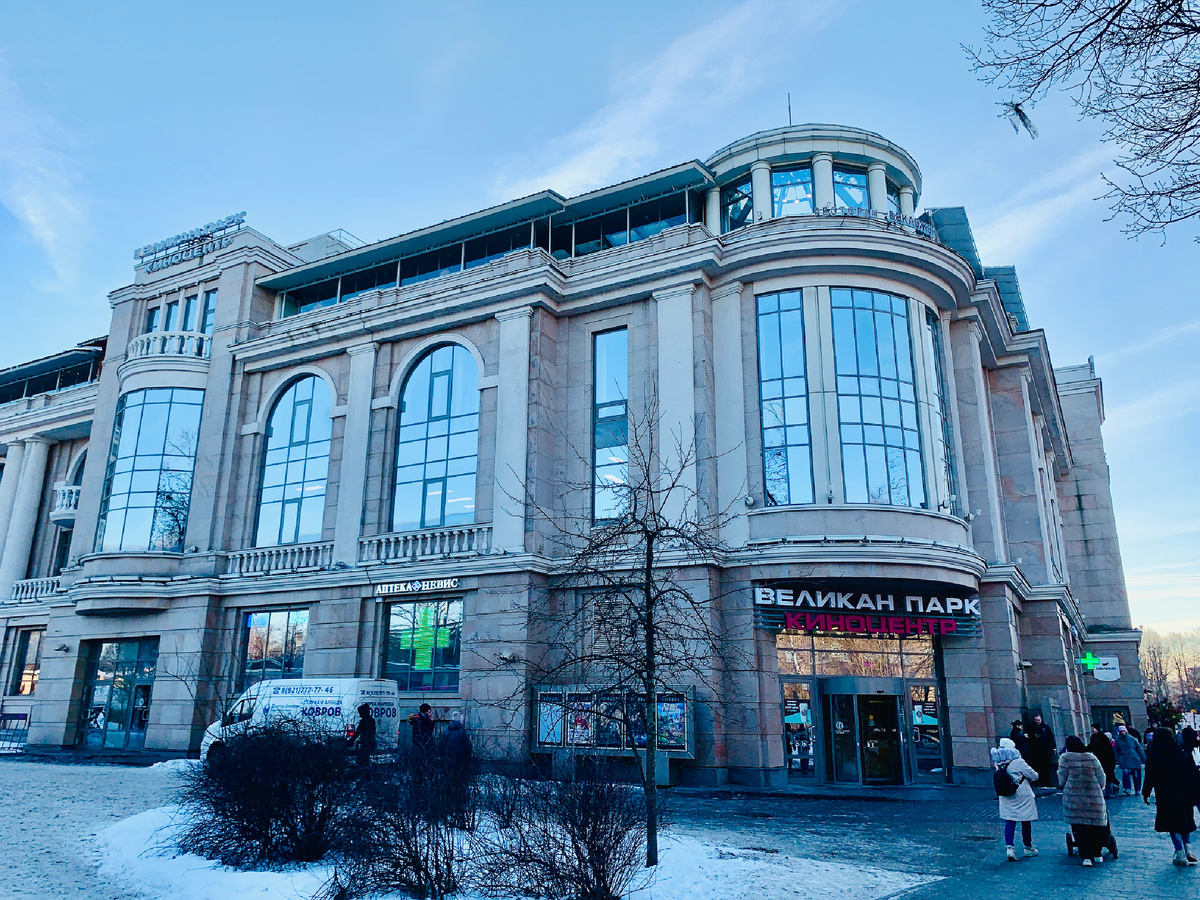 Здание, в котором находится кинотеатр (и не только он). Личное фото автора
