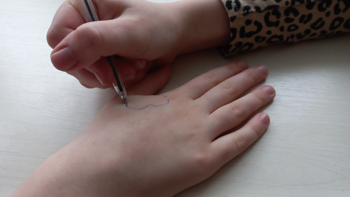 on the hand (Маняша рисует на руке Юляши)