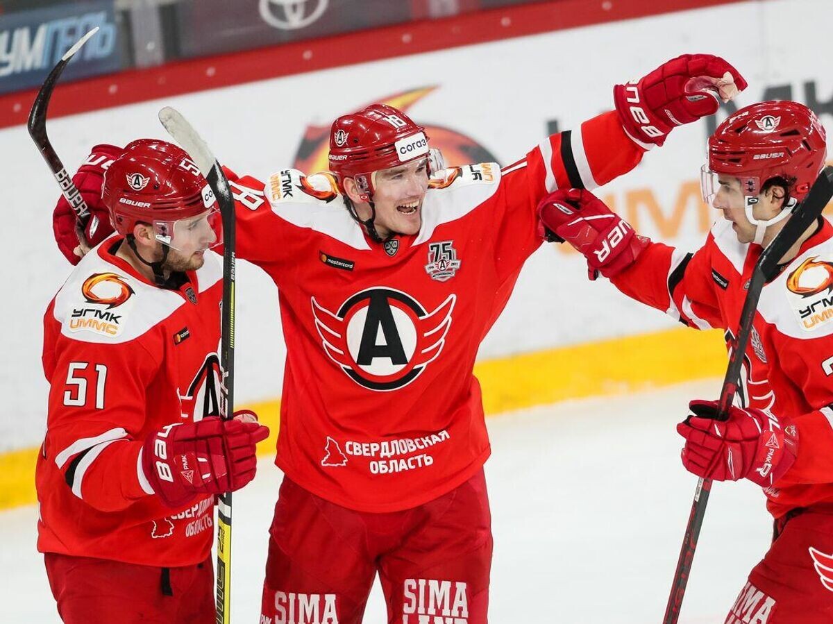    Хоккеисты "Автомобилиста" в матче КХЛ© официальный сайт ХК "Автомобилист"