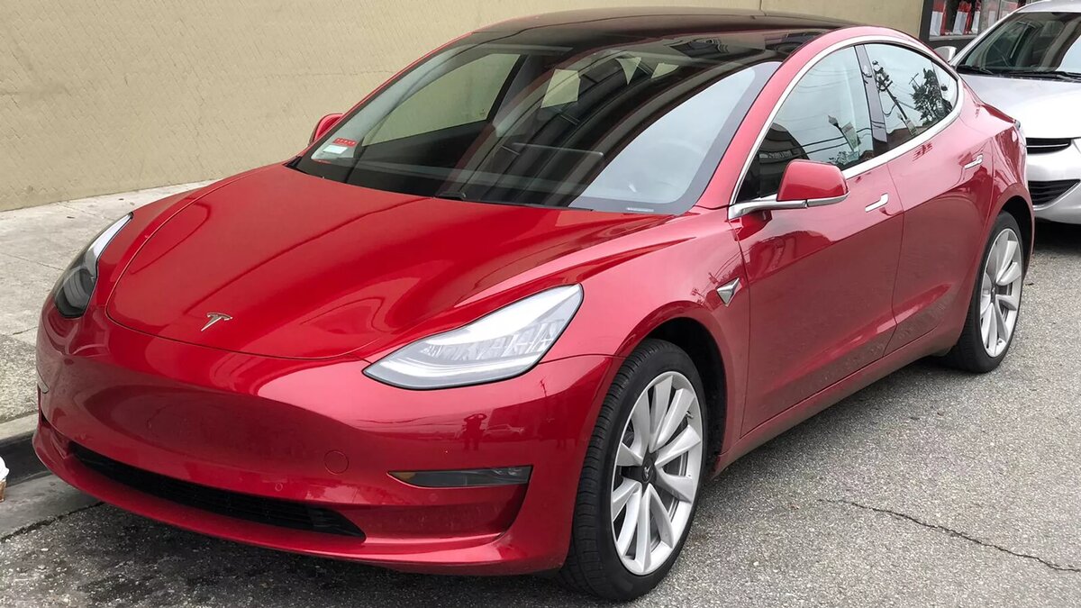 CC BY-SA 4.0 / Carlquinn / Tesla Model 3 parked, front driver side (cropped, resized)