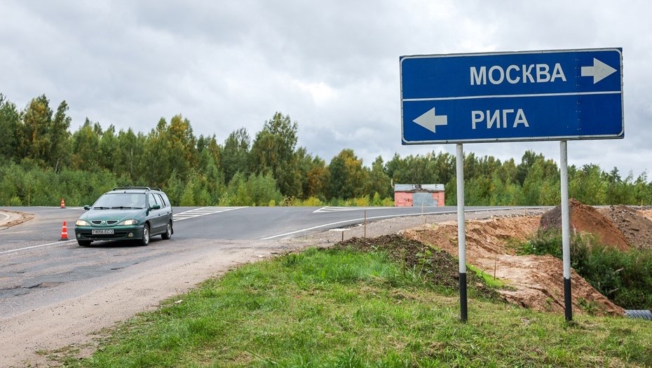    Дорожный знак близ границы с Латвией в Псковской области, Россия. Автор фото: Сергей Бобылев/ТАСС