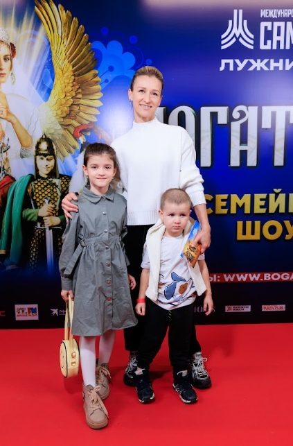    Татьяна Волосожар с детьми редакция RTWeek