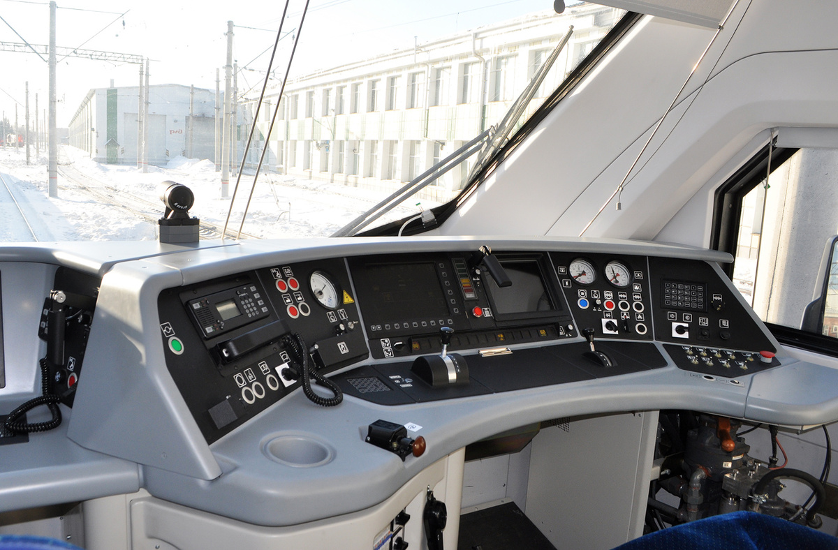 Кабина электропоезда ЭП2ДМ Автор:Maksimus railgallery.ru 