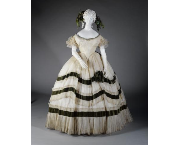 Платье из тарлатана с отделкой из бархата и кружево, 1850-60. (с) Из коллекции Парижского музея моды