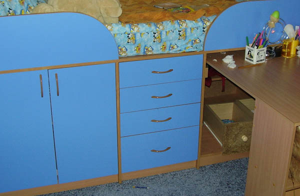 детская кровать-чердак, а по центру элемент, который стал моей любимой тумбочкой