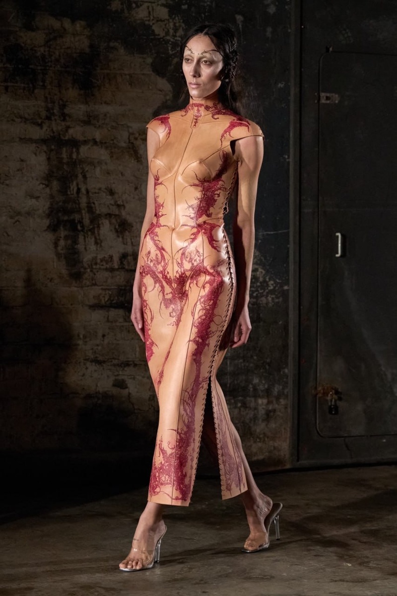 Dilara Findikoglu представила платье с ручной татуировкой в коллекции 2025  