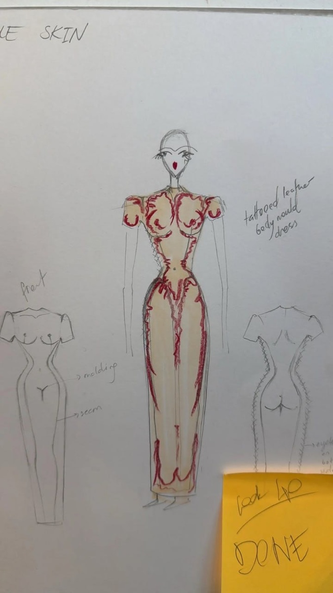 Dilara Findikoglu представила платье с ручной татуировкой в коллекции 2025  