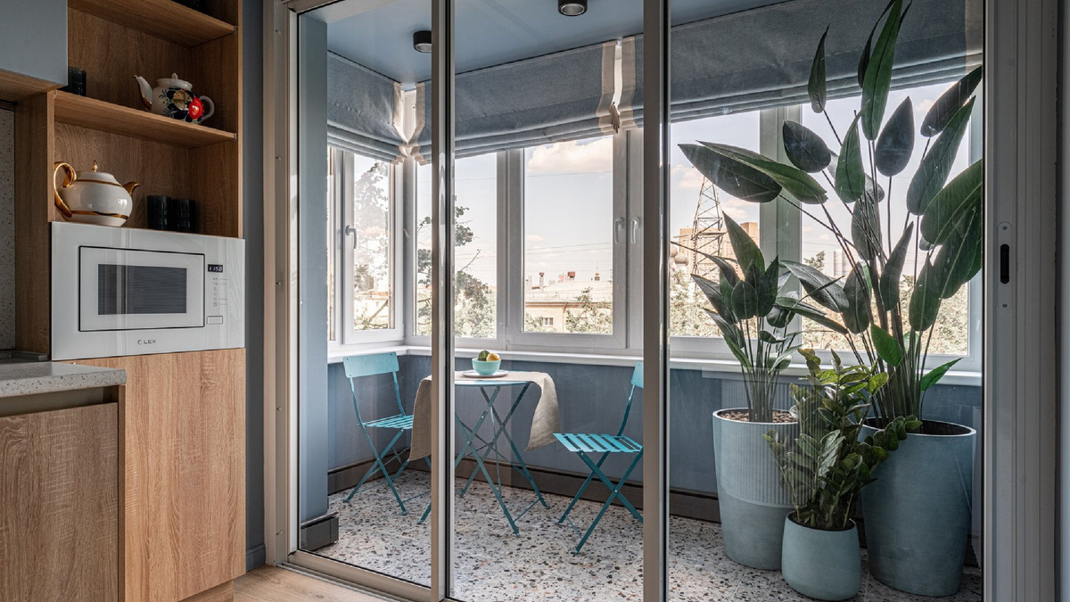 Наслаждайтесь утренним кофе, видом на город с высоты птичьего полета или устраивайте ужин при свечах прямо на балконе