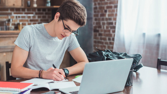    Студенты Уральского медицинского университета учатся уже месяц на дистанте из-за ветрянки Богдан Герцен