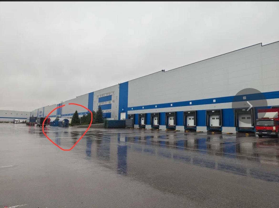 Дойти до первой «курилки» и повернуть направо, там будет серая дверь. На втором этаже и будет находиться отдел кадров.