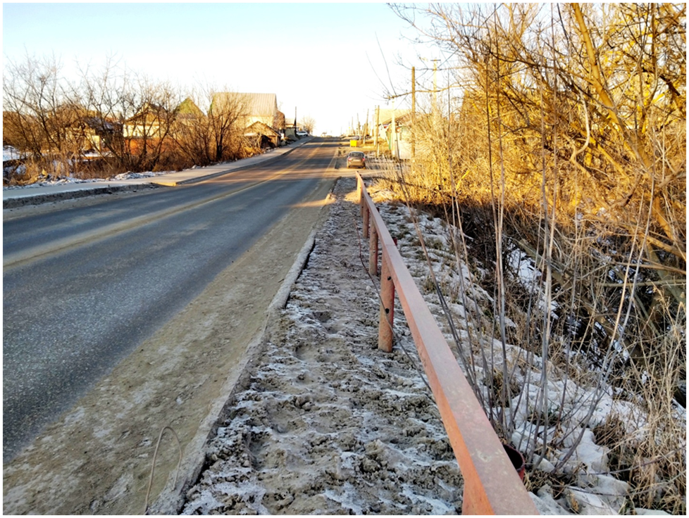 Улица 25 лет Октября. Кузнецкий мост (дорога в направлении центральной улицы города - Московской). Если сделать поправку на время, то от Кузнецкого моста открывается вид на бывшую Ардымскую слободу города Петровска.