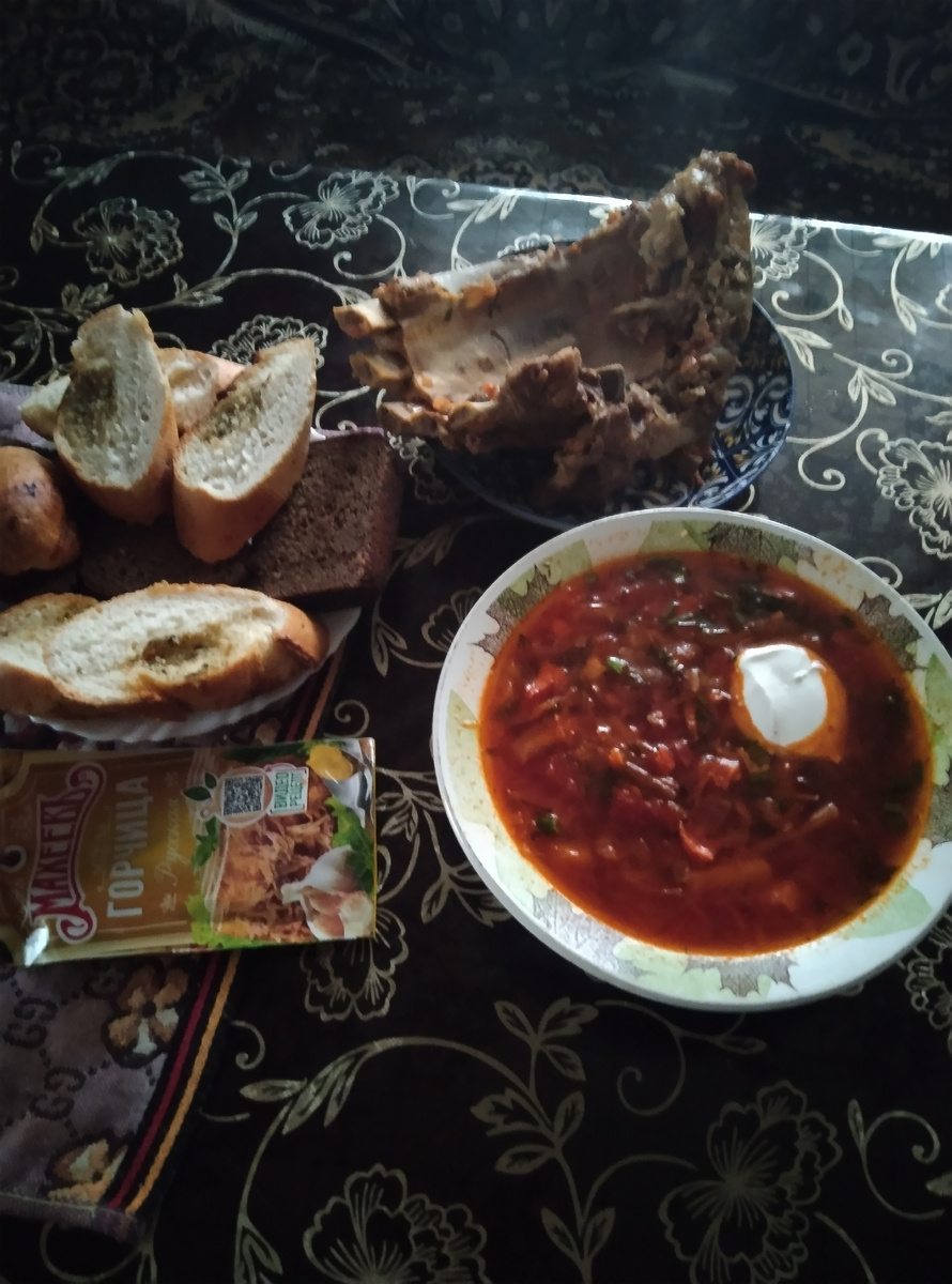 Борщ подать со сметанкой