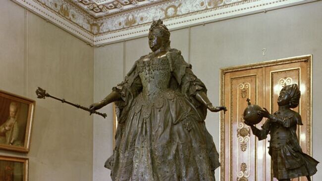 Бартоломео Карло Растрелли. Анна Иоанновна с арапчонком. 1741 год. Михайловский дворец, Русский музей.