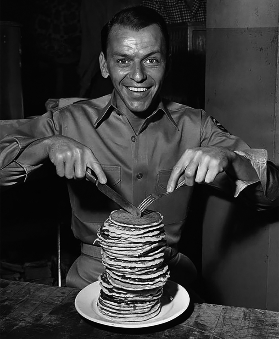 Фрэнк Синатра ест блины на съемочной площадке From Here to Eternity