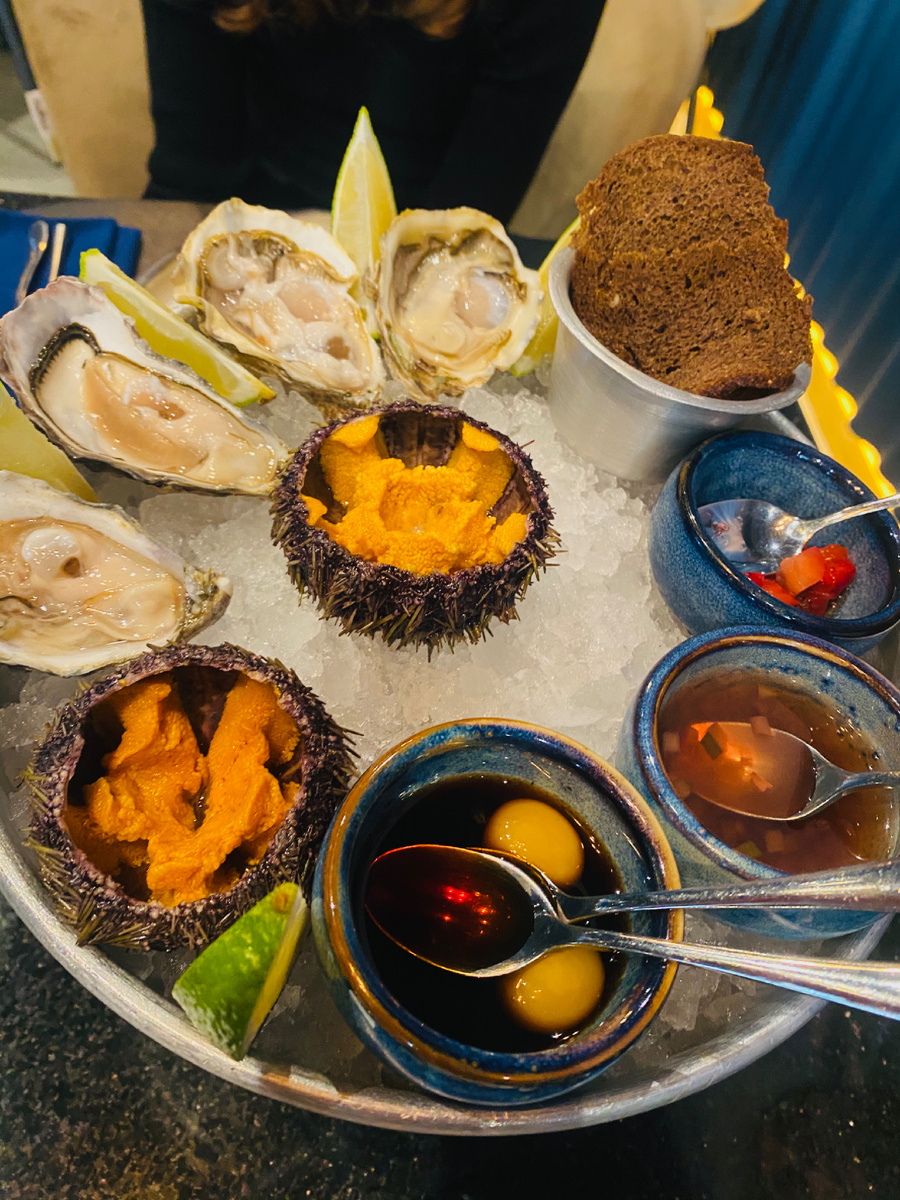 Пробовали впервые с дочей , на ее ДР . Устрицы пробовали  3 способами . 1. Без ничего . 2. С добавлением сока лайма , там менялся вкус и превращался в более сладкий . 3 . С добавлением фирменного соуса от ресторана ( с луком и уксусом ) . Нам понравился 2 способ. В конце мы пробовали клубнику в фирменном  соусе . Так же ежи 1. Это в чистом виде . 2 . Это с соком лайма . 3. Это соевый соус с перепелиным яйцом 🧡 больше всего нам понравился 1 и 2 способ ( более сладко ) 