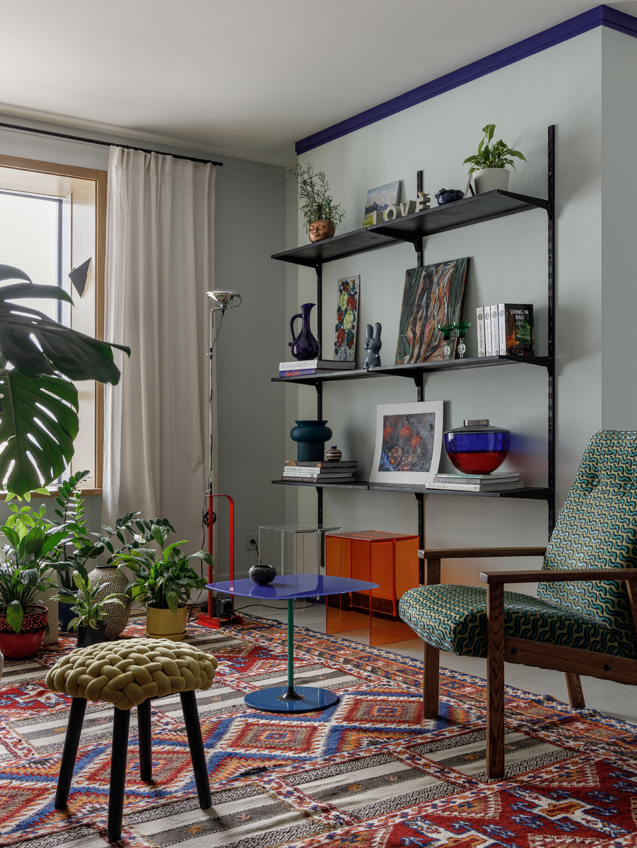 Другой ракурс гостиной. Ниша у окна скоро превратится в книжный стеллаж.