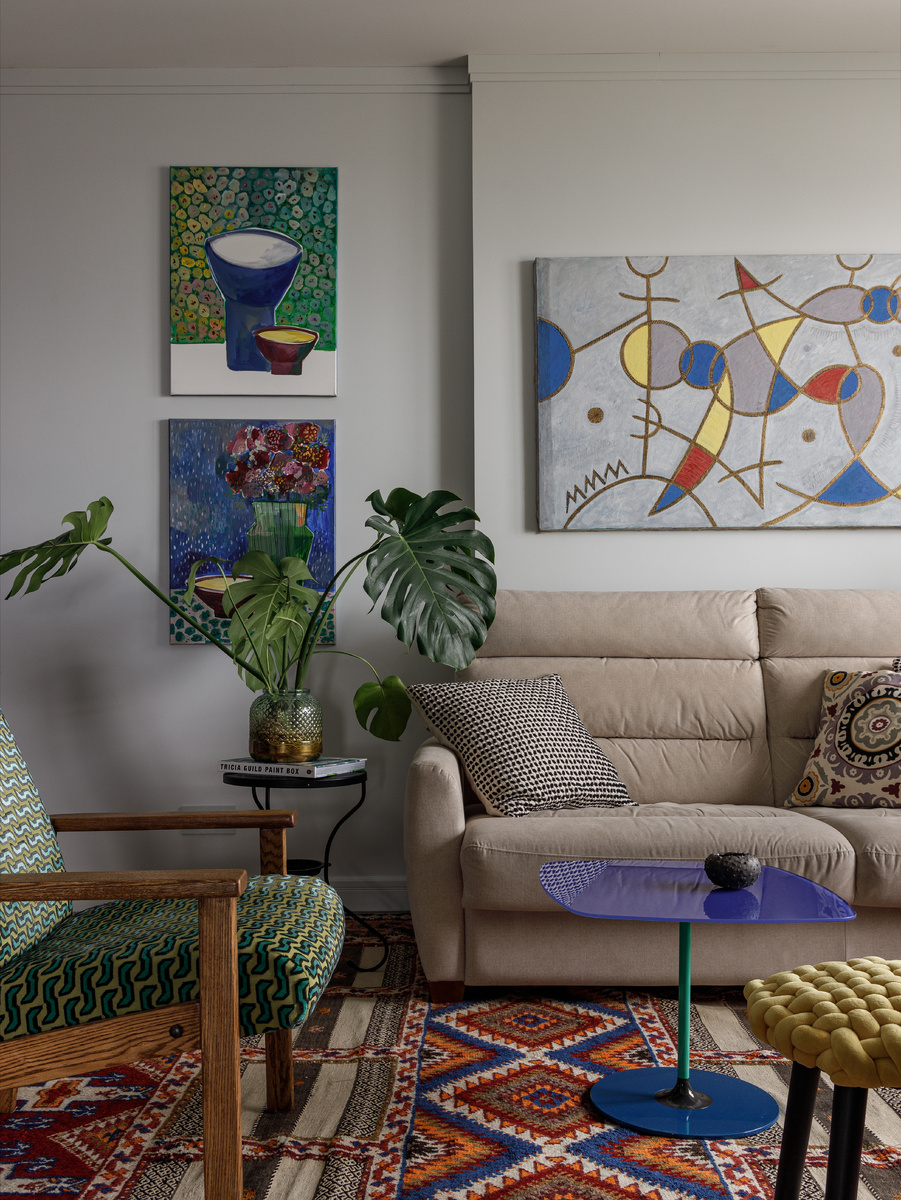 Над диваном — работа Мидата Мухаметова.