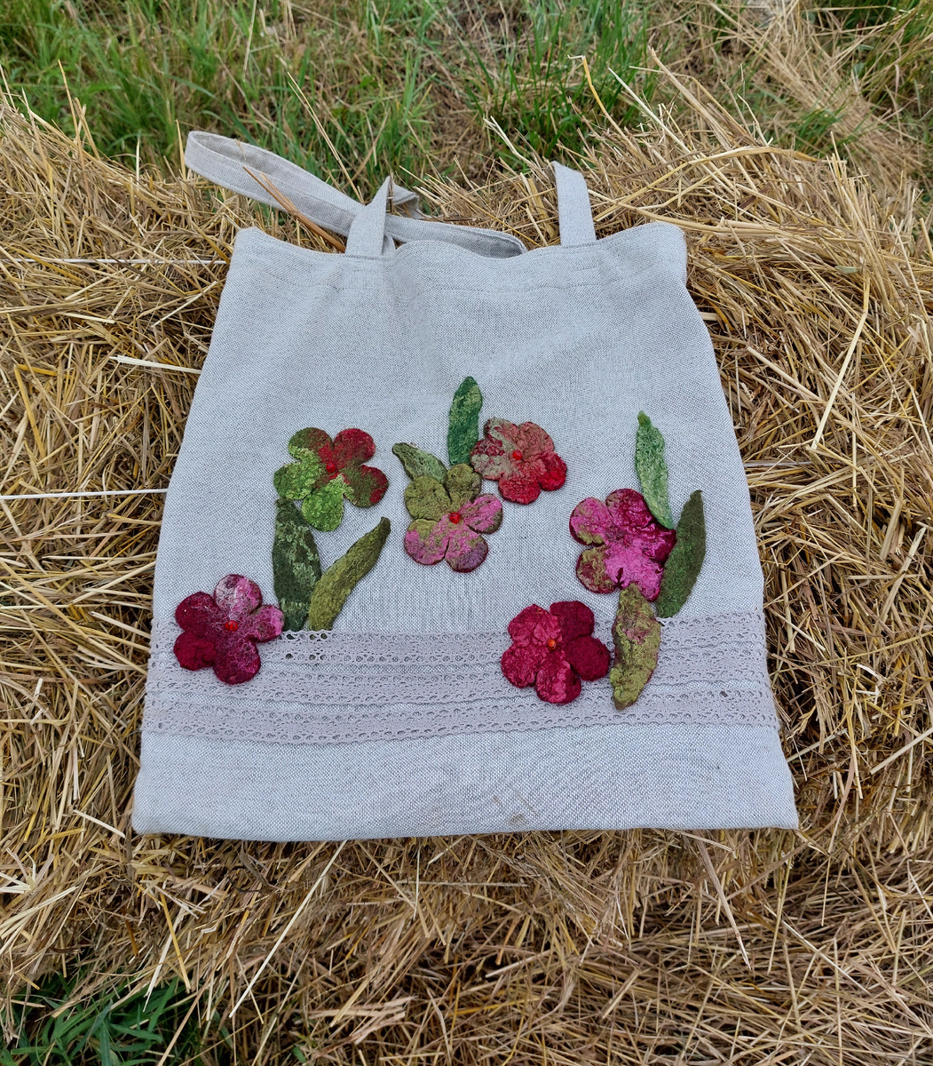 Фото автора Сшила сумку-шоппер с декором из валяных цветов.