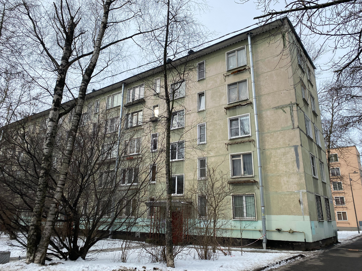 5 этажный дом серии ГИ, на фото видны маленькие и узкие окна кухонь (г. Санкт-Петербург, ул. Червонного Казачества, д.53, к.1) - Листайте карусель из фото