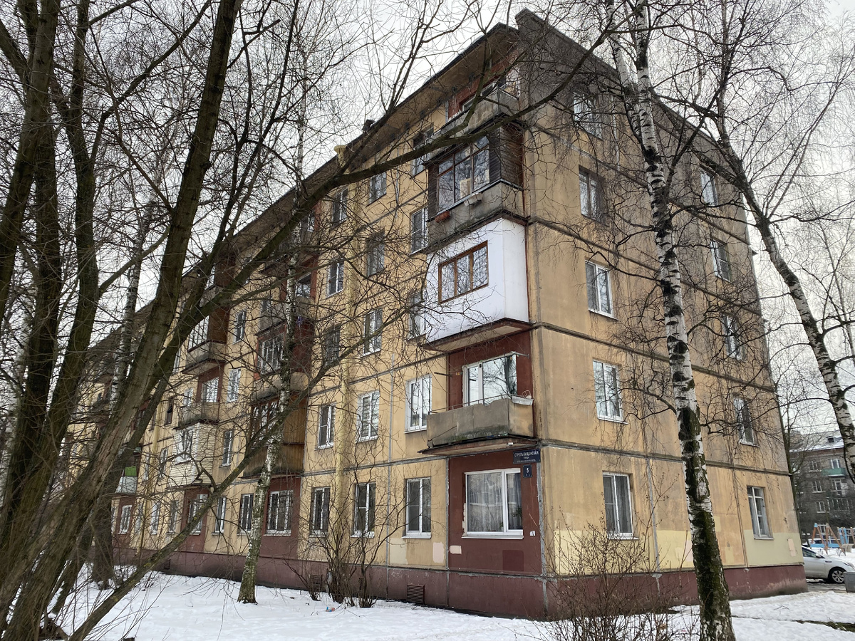 5 этажная панельная хрущевка серии 1-335, видно с торца по 2 окна (г. Санкт-Петербург, ул. Стрельбищенская д.5)