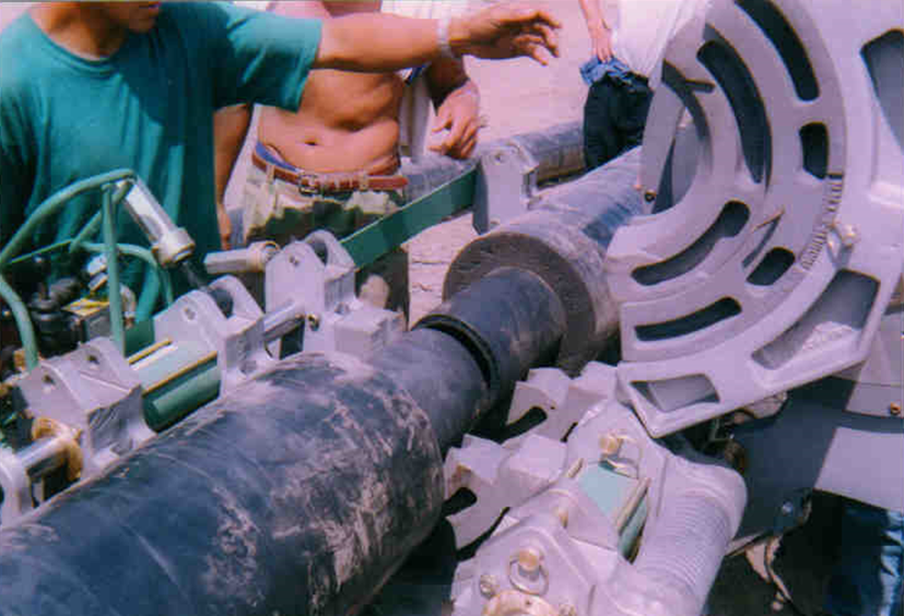 Фото 2.  Стыковая сварка полиэтиленовых трубопроводов Ду 160 в полиуретановой изоляции в Улан-Баторе.  Фото автора