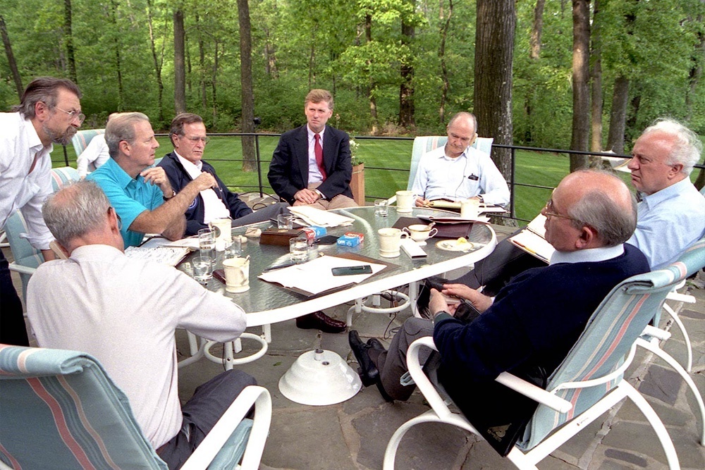    Джордж Буш и его команда обещали Михаилу Горбачеву, что НАТО не расширится на восток (на фото - переговоры в Кэмп-Дэвиде, 1990 год). / Фото: George H.W. Bush Presidential Library