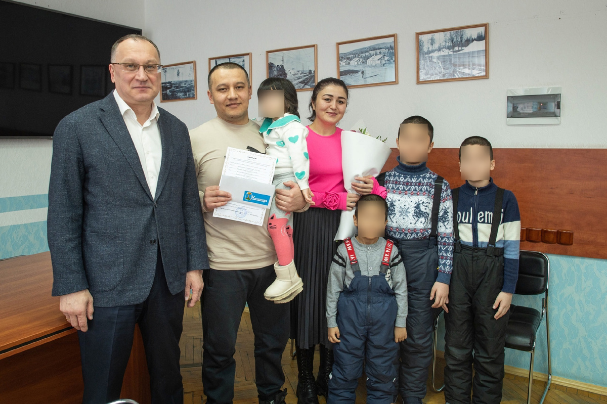 Мэр Качканара Андрей Ярославцев и семья Масаидовых. Фото: аккаунт А. Ярославцева в соцсети «Вконтакте»